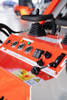 Chargeuse polyvalente sur roues et sur chenilles avec moteur diesel et godet standard pour le transport agricole et les travaux de terrassement