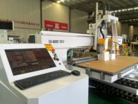 Centre d'usinage CNC multifonctionnel 4 axes avec table à vide, routeur de gravure 3D sur bois, scie à panneaux, dispositif intelligent de traitement du bois