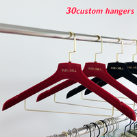 Cintres de garde-robe personnalisés pour hommes en velours floqué rouge rosé, design multifonctionnel, rangement de vêtements, qualité fiable, prix usine bas