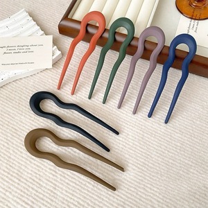 Pique à cheveux rétro en plastique couleur unie de 13 cm pour femme, accessoires en résine mate en forme de U, vente en gros - Product Image 2