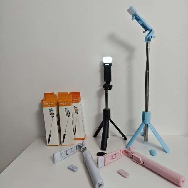 R1S Selfie Stick Tripod Extendable LED Fill Light Remote Control Phone Holder Mobile Camera Stand for Vlogging Live Broadcast