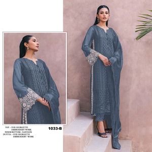 Elegante traje pakistaní de Georgette de imitación pesado con bordado rico, perfecto para bodas y fiestas, exportación desde la India - Product Image 3