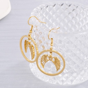 Pendientes de Aro de Acero Inoxidable con Plumas Doradas y Cristales, Alas de Ángel para Mujer - Product Image 1