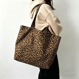 Nouvel Arrivage Sac Fourre-tout Imprimé Lettres Design Mode Sac d'Extérieur Quatre Saisons Sacs à Main de Luxe pour Femme en Toile Couleur Personnalisable - Product Image 5
