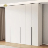 Armoire moderne à 8 portes de grande capacité avec bois de teck et panneaux stratifiés, placard intégré sur mesure pour la chambre à coucher, pour le rangement à domicile