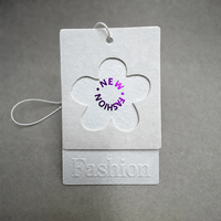 Étiquette suspendue en papier holographique irisé personnalisée avec logo en relief et motif floral pour vêtements, boutique de mode, marque