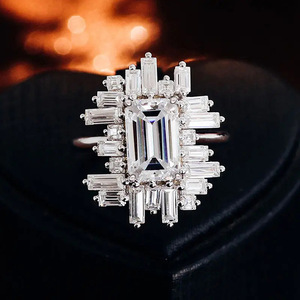 Anello di lusso con diamante taglio smeraldo e pietre laterali a baguette per donna, gioiello da fidanzamento. - Product Image 3