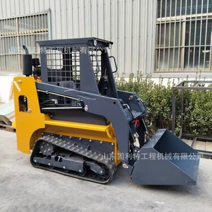Minicargadora compacta de orugas, a gasolina, de color amarillo, para uso agrícola e interior. - Product Image 3