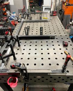 Mesa de Soldadura Modular Serie Dual D28/D16 - Tableros Intercambiables de Hierro Fundido/Acero con Regla Magnética y Canales para Carretillas Elevadoras - Product Image 1