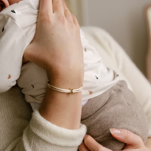 Inspire Jewelry - Brazalete de Acero Inoxidable PERSONALIZADO PROUD MOM, Nuevo Diseño, Ajustable, para Madres y Mujeres, Regalo con Dije en Blanco - Product Image 5