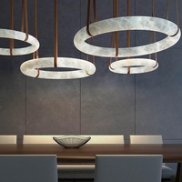 Lustre de luxe pour hôtel, finition bronze avec lustre en marbre, forme annulaire, lampe en albâtre
