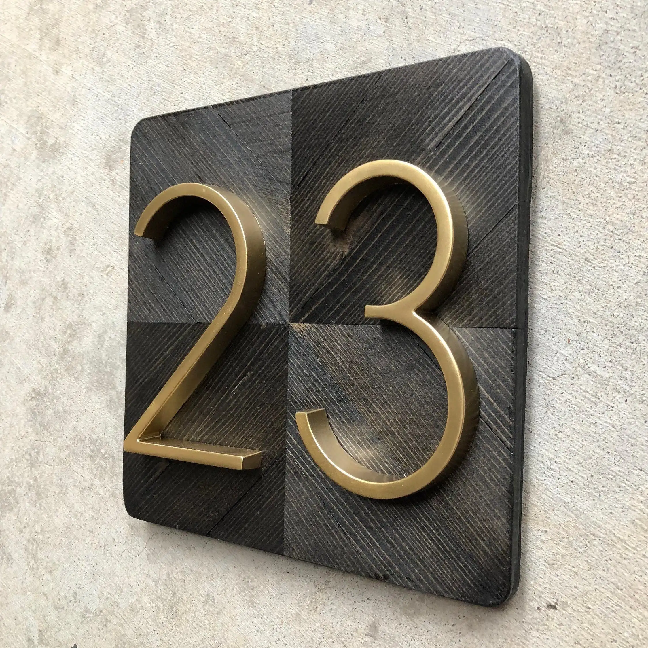 カスタムホテルの部屋のドアの住所アルファベットプレート番号サインビッグメタルドア番号