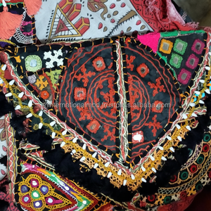 Pouf contemporain en tissu brodé indien patchwork pour salon - Product Image 1