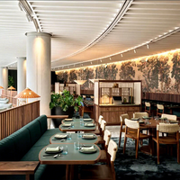 Table en bois vintage avec cappuccino et café, chaise en rotin, banquette carrée en cuir, meubles pour restaurant et hôtel commerciaux