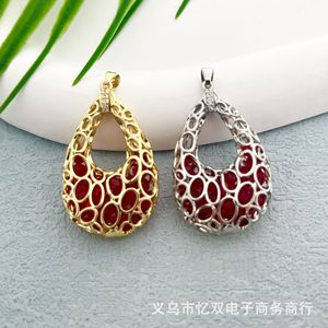 Pendentif en forme de goutte d'eau avec incrustation de zircon rouge serti en canal pour femme, usage quotidien, origine Yiwu - Product Image 1