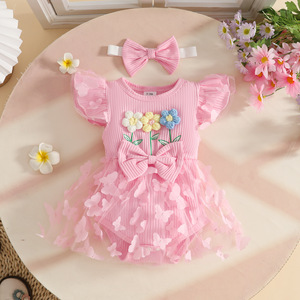 Completo estivo 2026 per bambine in cotone, 2 pezzi: vestito con fiori tridimensionali e maniche a volant, gonna a triangolo a costine con farfalle e accessorio per capelli - Product Image 3