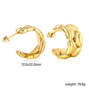 Boucles d'oreilles créoles en acier inoxydable plaqué or 18 carats, hypoallergéniques, étanches, texture texturée en forme de C, pour femmes, vente en gros - Product Image 2