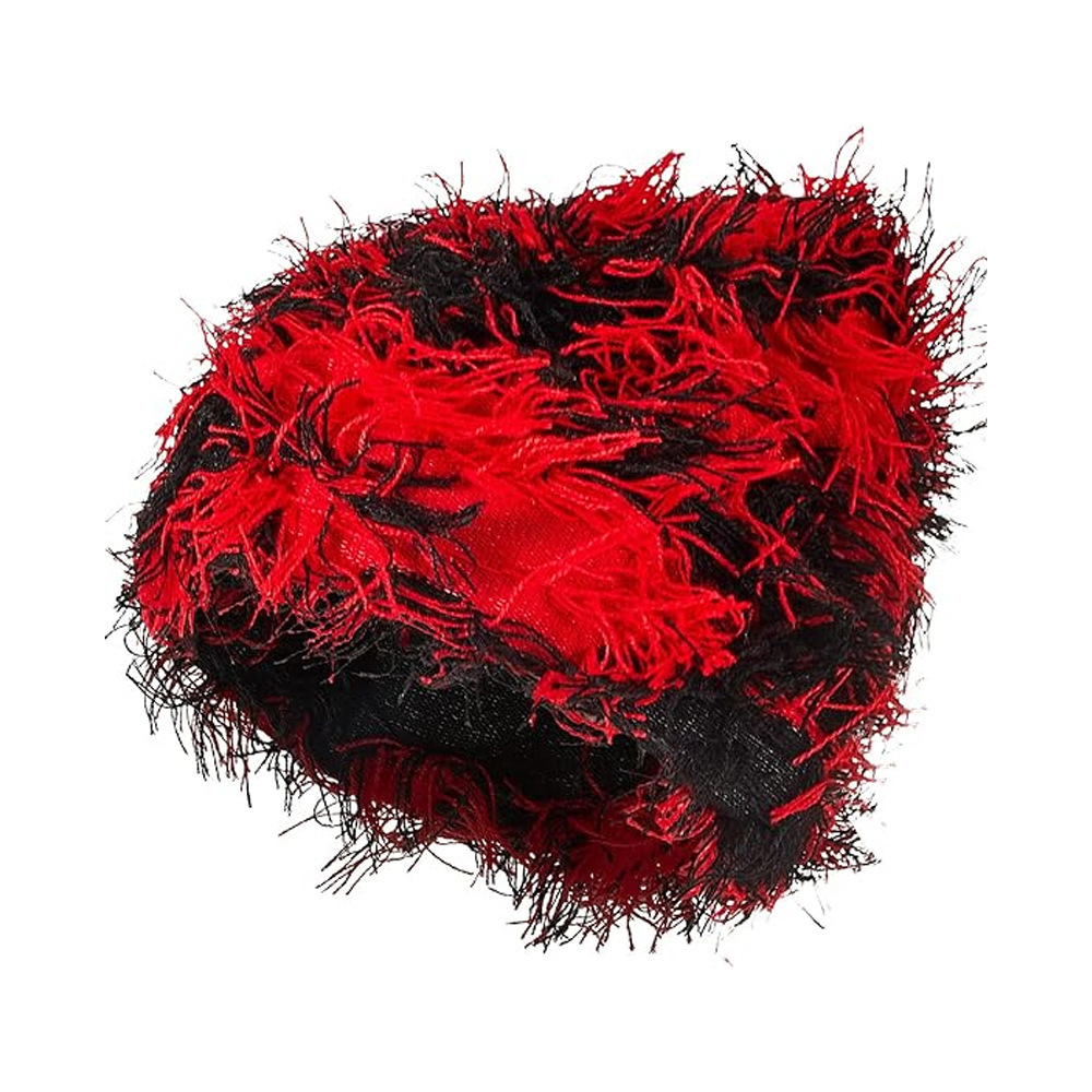 Fond rouge, barbe noire et rouge.