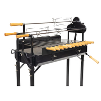 Barbecue Foukou chypriote traditionnel avec plusieurs brochettes et rôtissoire électrique pour la cuisson en extérieur dans la cour