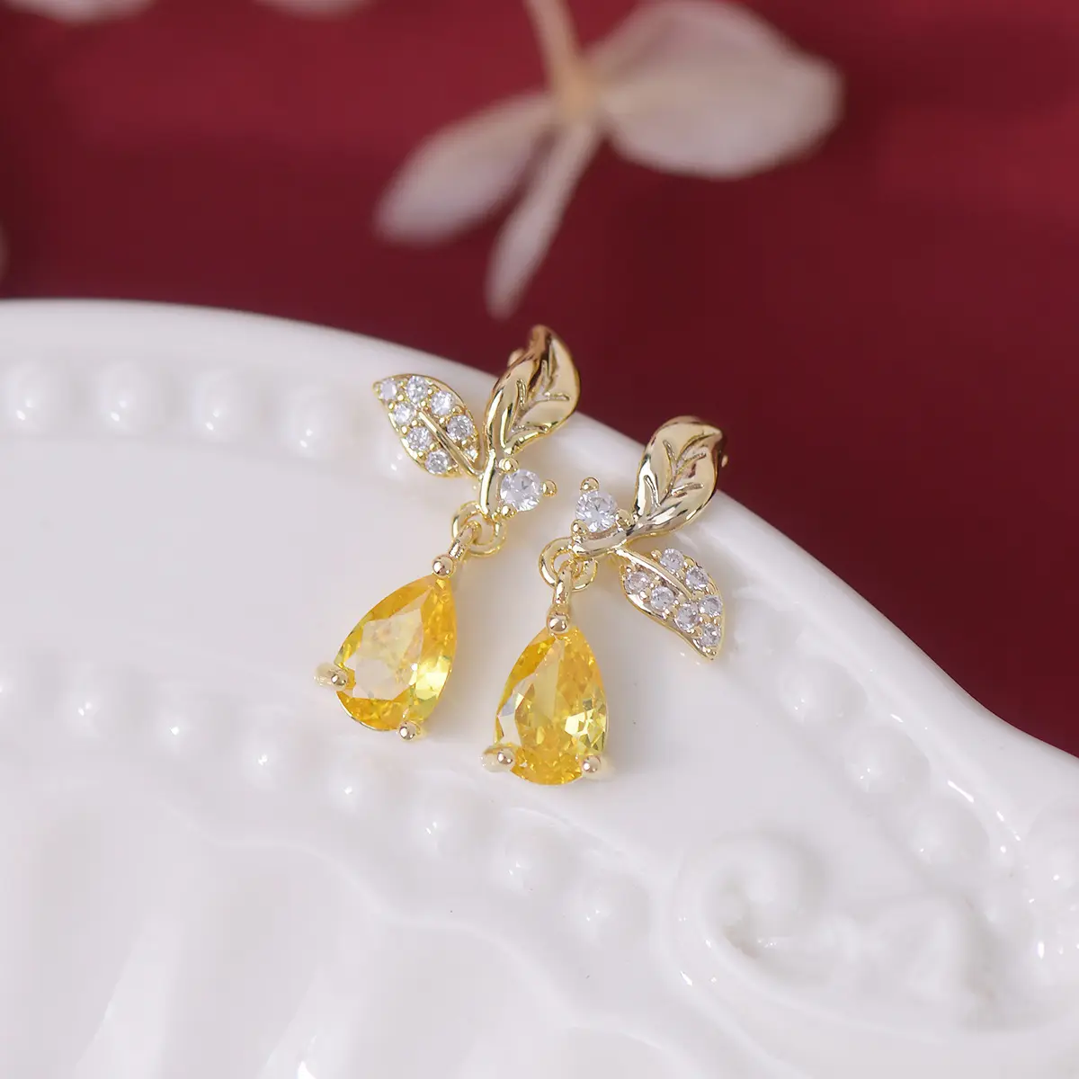 French Style Elegant and Exquisite Leaf Earrings with Delicate Yellow Water Drop Cubic Zirconia Stones - Perfect for Women's Dai