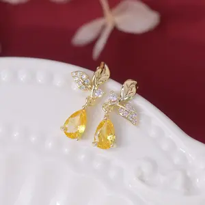 Boucles d'oreilles feuille élégantes et exquises de style français avec des pierres de zircone cubique de goutte d'eau jaune délicates-parfaites pour les femmes Dai