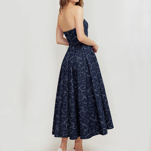 Robe midi en jean de luxe à imprimé mode, sans bretelles, avec ceinture à nouer, en denim mélangé de coton, style bandeau, personnalisable - Product Image 2