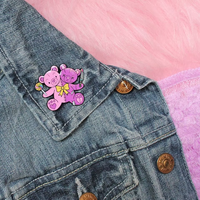 Épinglette personnalisée en émail souple, mignonne tête de tigre rose, badge métallique avec clochette, épingles de revers tendance et de collection, cadeau