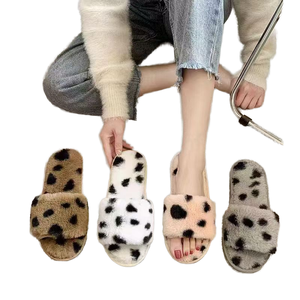 Zapatillas de mujer con punta cerrada, antideslizantes, de nuevo estilo, para exterior, sencillas, a la moda, cálidas para el hogar, de invierno, informales, con suela gruesa y plana. - Product Image 1