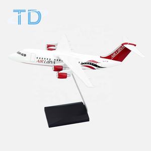 <span class=keywords><strong>Mahan</strong></span> Air BAE-146 1:150 20cm Resina Recuerdos de Comunión Regalo Empresarial con Soporte de Madera - Product Image 1
