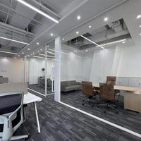 Cloison en verre dépoli et trempé-Mur en verre à cadre en aluminium pleine hauteur pour la conception de bureau moderne et la séparation de la pièce