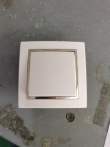 CJ120 Moderno Interruttore a Parete Singolo Matt Chrome a Vampata di Montatura Facile Installazione per Casa Hotel Materiale PC Tensione Max 250V - Product Image 3