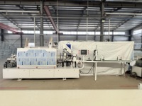 Machine automatique de chantournage en L pour le traitement des profils de bois, avec fonctions de collage et de pose de clous
