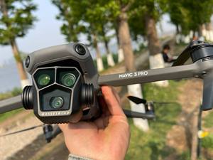 Dron UAV Mavic 3 Pro RC 95% Nuevo, Cámara Triple de 5.1k y 50 Fps, 43 Minutos de Tiempo de Vuelo, Transmisión de 12, Control Remoto de Plástico - Product Image 4