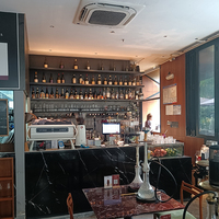 Solution clé en main pour la création d'un bar-taverne personnalisé, la conception d'intérieur, la décoration et le projet d'aménagement de boutique