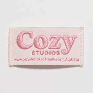 Etiquetas personalizadas para prendas de poliéster tejidas de Damasco con pliegue final para camisetas y ropa lavables - Product Image 1