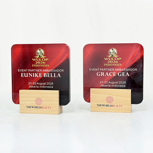 Placa de Vidrio Cuadrada Personalizada con Degradado Rojo-Negro y Círculo Dorado sobre Base de Madera Natural - Premio de Reconocimiento para Eventos MH-J0152 - Product Image 2