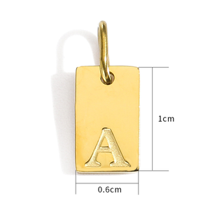 Pendentifs et breloques tendance en acier inoxydable plaqué or 18 carats PVD, avec initiale gravée et motif géométrique - Product Image 2