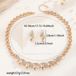 Conjunto de Collar y Pendientes de Moda para Mujer, Diseño Hueco con Incrustaciones de Diamantes de Imitación Blancos en Aleación de Zinc Dorado, Estilo Europeo Americano, Gran Venta - Product Image 2