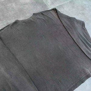 <span class=keywords><strong>Maglia</strong></span> a Maniche Lunghe da Uomo <span class=keywords><strong>Termica</strong></span> in Cotone Nero Lavorato a <span class=keywords><strong>Maglia</strong></span> a Nido d'Ape Oversize con Grafica Serigrafata Personalizzata dal Produttore - Product Image 5