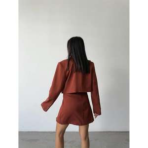 ชุดเซ็ตเสื้อครอปแจ็คเก็ตสีเทอร์ราคอตต้า 2 ชิ้น และกระโปรงติดกระดุมเหนือเข่า ทรงหลวม สไตล์ลำลอง ขาบาน - Product Image 1