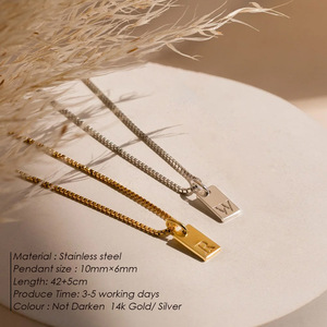 Collana da donna in acciaio inossidabile placcato <span class=keywords><strong>oro</strong></span> 18K 18 pollici con alfabeto arabo 26 lettere con ciondolo quadrato - Product Image 2