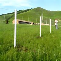Rouleau de grillage métallique pour clôture de bétail, idéal pour la protection des fermes, pâturages et propriétés rurales, et la délimitation des terrains.