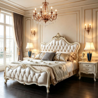 Lit king-size en bois massif sculpté à la main, avec un sommet arqué doux, en cuir capitonné ivoire, meubles de chambre à coucher personnalisés de style rococo français