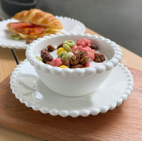 Assiette de présentation de luxe en céramique gaufrée, style mariage français, avec perles blanches, série perlée, pour restaurant, événements et traiteur