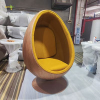 Fauteuil œuf en fibre de verre avec coussin, style contemporain en bois grainé pour salon