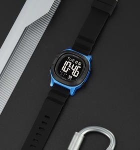 Montre numérique de loisirs pour garçons Skmei 2483 avec horloge lumineuse, alarme et bracelet en silicone résistant à l'eau 5 bars - Product Image 5