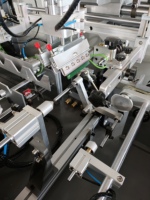 Machine d'impression sérigraphique automatique monochrome pour bouteilles/récipients de forme ovale, cylindrique, plate ou irrégulière avec séchage UV rapide
