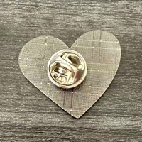 En gros, épingles de revers en métal émaillées en forme de cœur noir et rose, broches et badges pour groupes de filles coréennes, cadeaux de mode pour les fans de Kpop