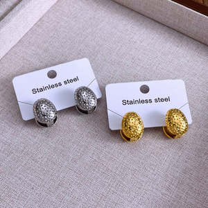 Boucles d'oreilles en acier inoxydable 316L plaqué PVD 18 carats Boucles d'oreilles étanches en métal avec texture pour femmes - Product Image 4