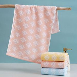 Serviette de bain pour adulte à séchage rapide, motif floral jacquard, 100% coton, douce, absorbante, non pelucheuse, adaptée à un usage domestique - Product Image 1